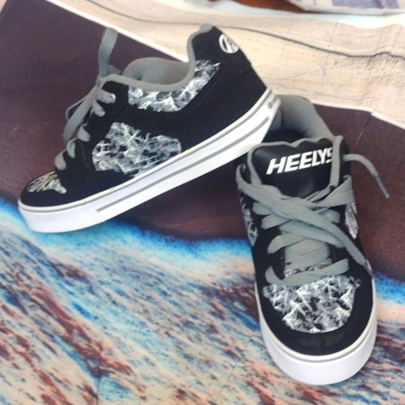 HEELYS shoes size 7